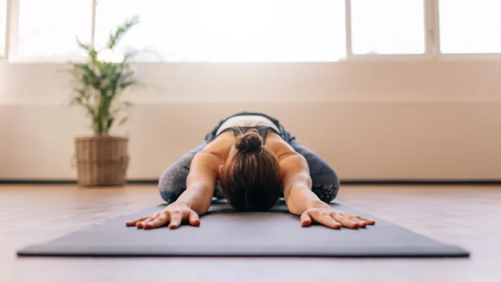 5 Tư Thế Yoga Giãn Cơ Hồi Phục Cơ Thể Sau Luyện Tập 1 tu-the-yoga-gian-co-sau-tap-luyen-1