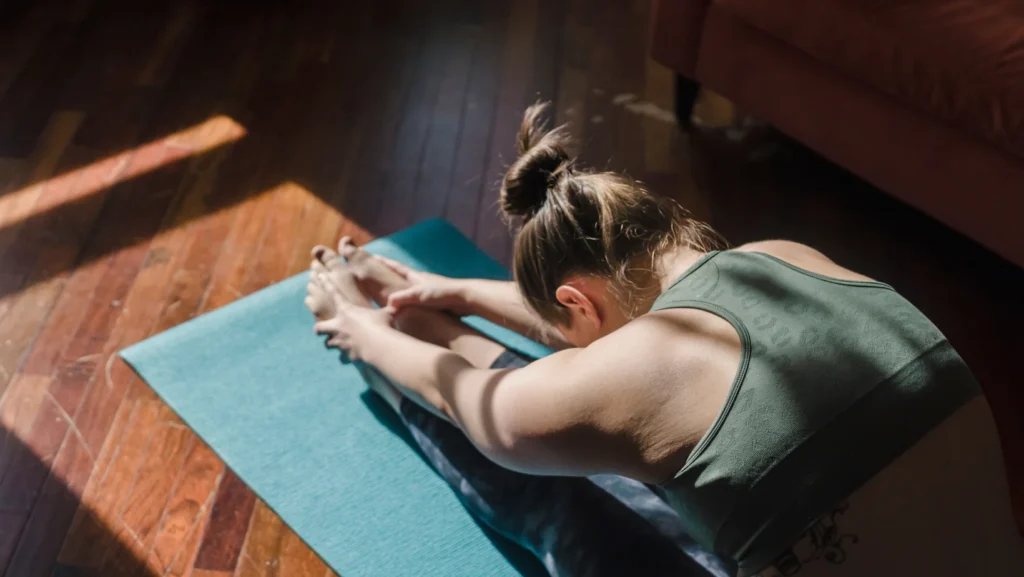 Yoga Giảm Mỡ Lưng Vai Với 6 Động Tác Đơn Giản Tại Nhà 1 yoga-giam-mo-lung-vai-1