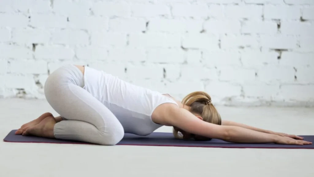 Tư Thế Yoga Giúp Giảm Đau Đầu Tại Nhà An Toàn Và Hiệu Quả 3 yoga-giup-giam-dau-dau-3
