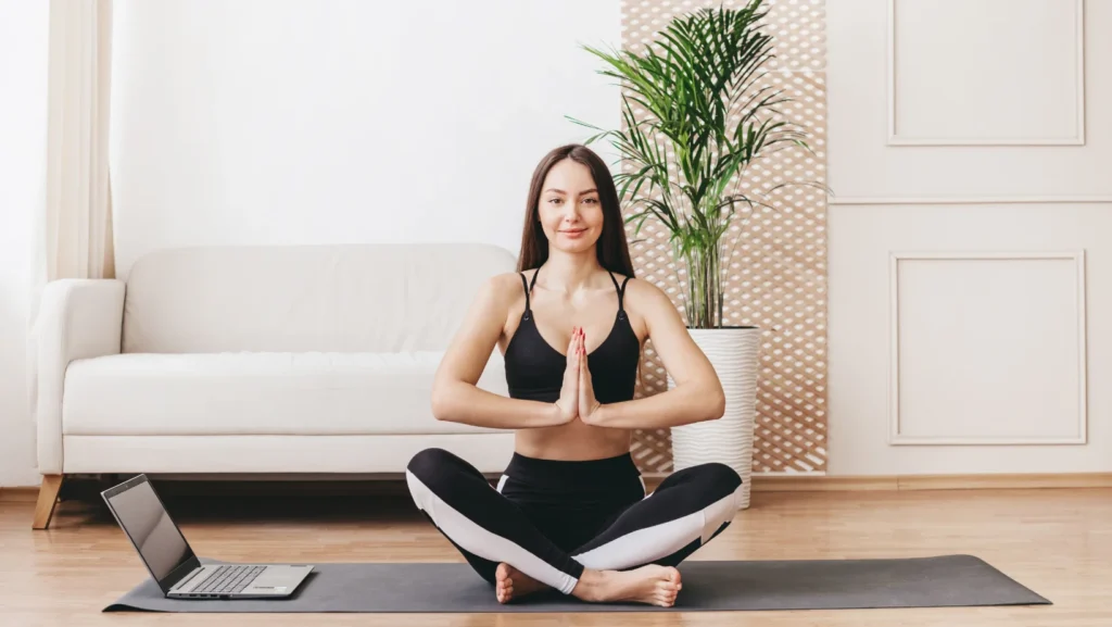 Yoga Online Và Bí Mật Nằm Trong Tư Thế Chó Úp Mặt 1 yoga-online-loi-ich-tu-the-cho-up-mat-1