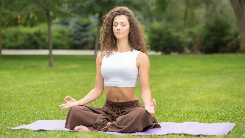 Yoga Cho Phụ Nữ Hiện Đại – Cân Bằng Giữa Công Việc Và Gia Đình 1 yoga-tre-hoa-9